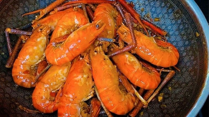 Tôm được chiên vàng đều các mặt