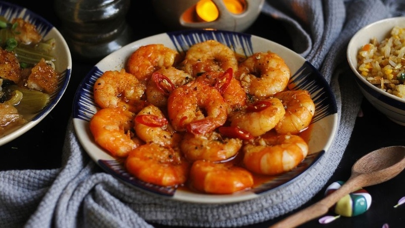 Tôm kho tiêu bày ra đĩa