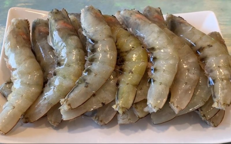 Tôm tươi cắt bỏ đầu và đuôi