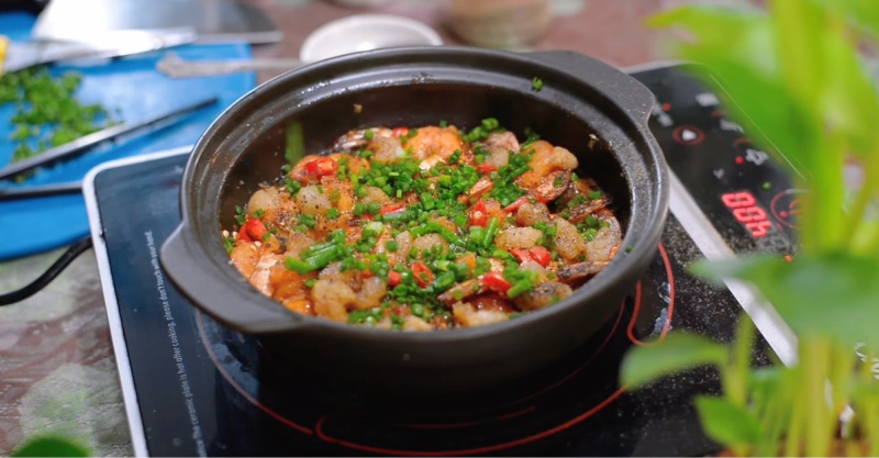 Tôm kho tộ đang kho trong nồi đất thơm ngon hấp dẫn