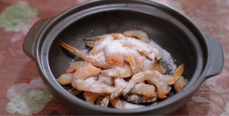 Ướp tôm với gia vị trước khi kho tộ