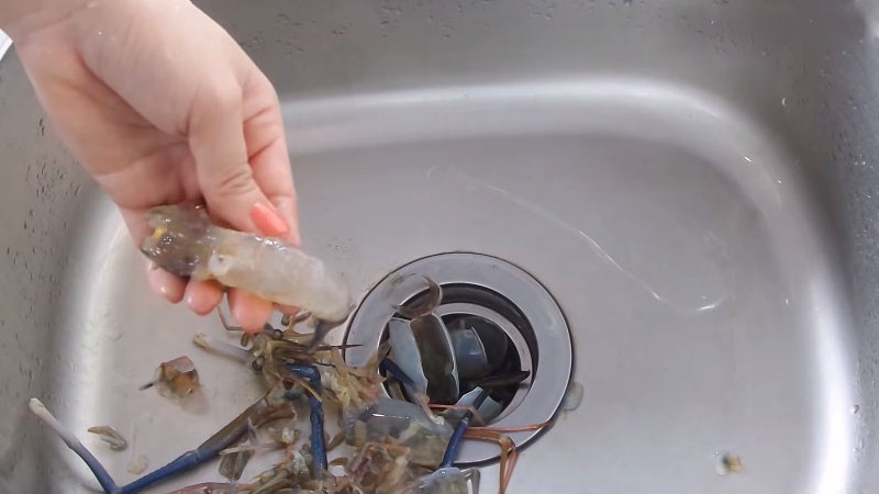Sơ chế tôm tươi rửa sạch trước khi làm tôm kho tộ
