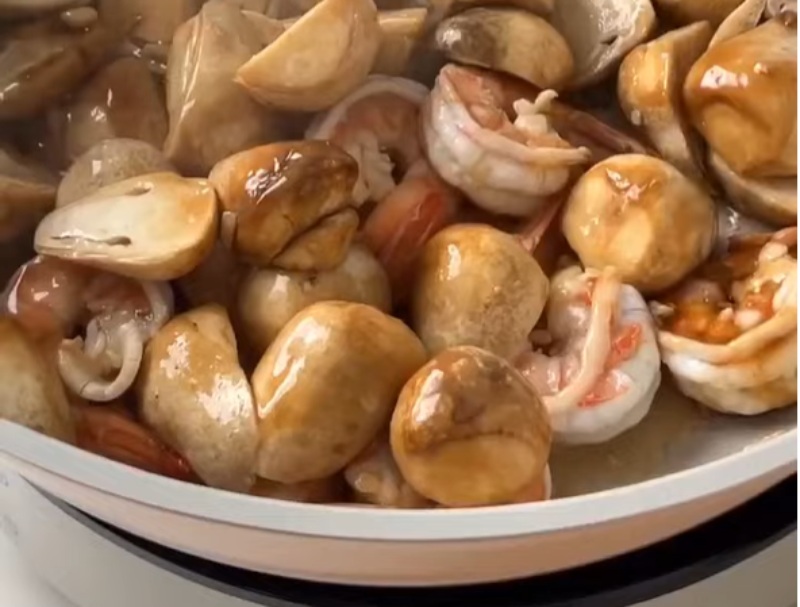 Xào tôm nõn với nấm rơm 