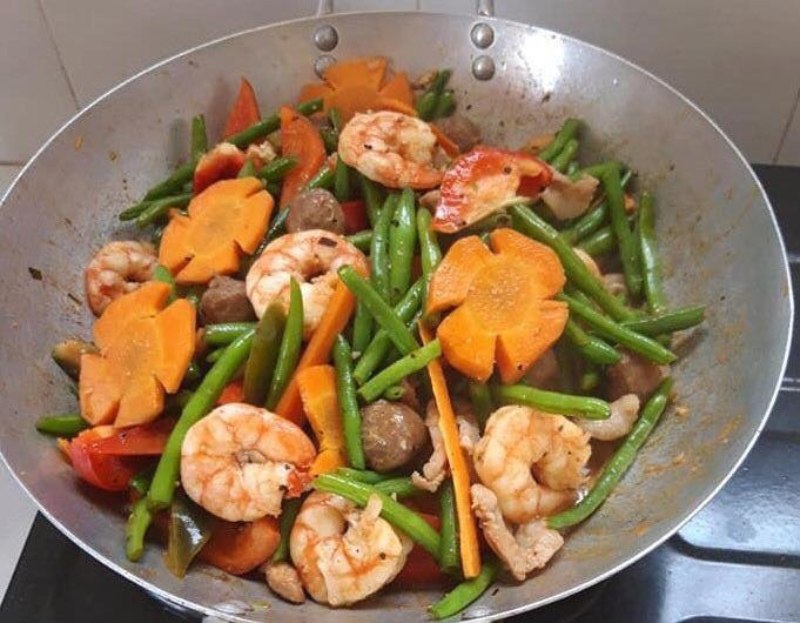 Công đoạn xào tôm với nấm và rau củ thập cẩm