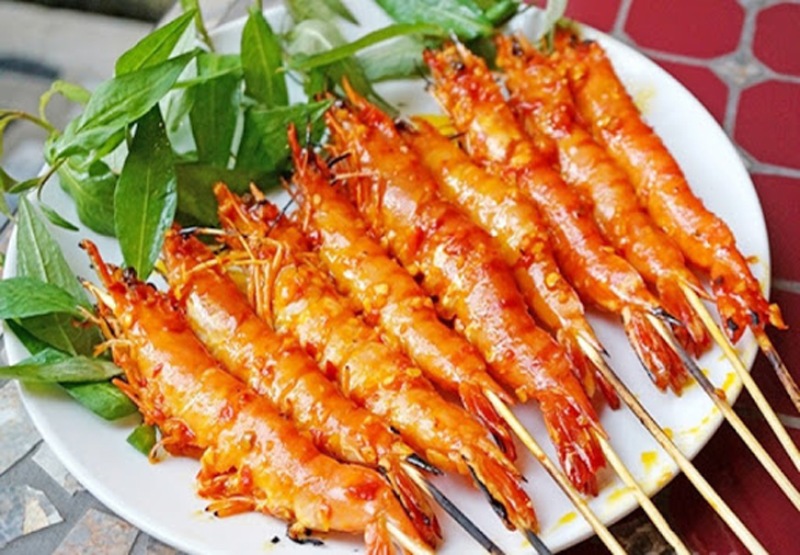 Đĩa tôm nướng muối ớt trình bày đẹp mắt