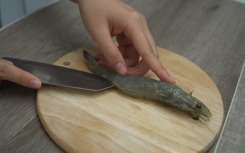 Thao tác xẻ dọc lưng tôm để quét phô mai