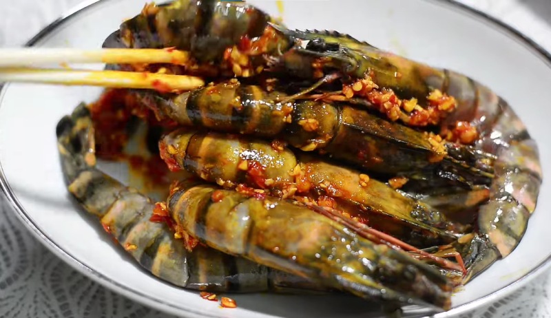 Tôm được ướp cùng gia vị, sa tế