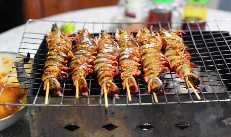 Nướng tôm trên vỉ nướng bằng bếp than