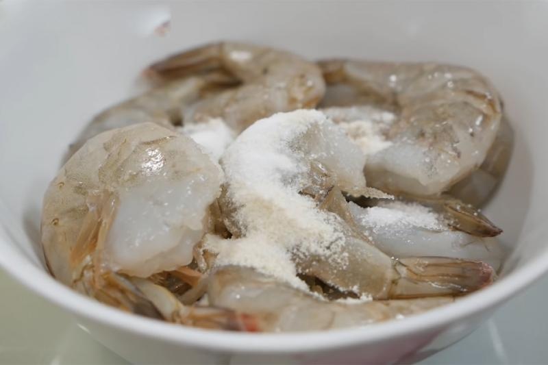 Sơ chế và ướp tôm