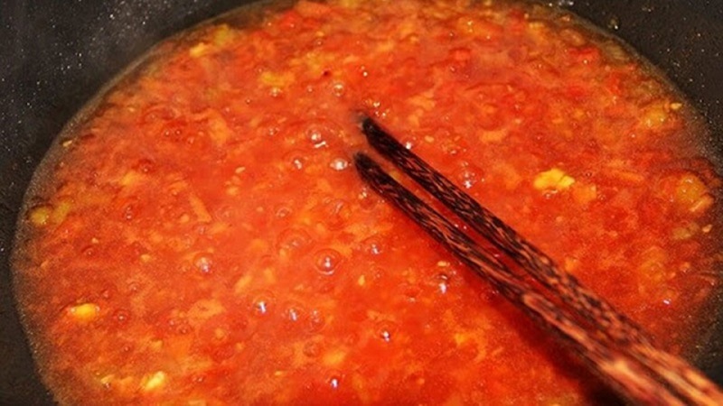 Công đoạn xào tôm với cà chua