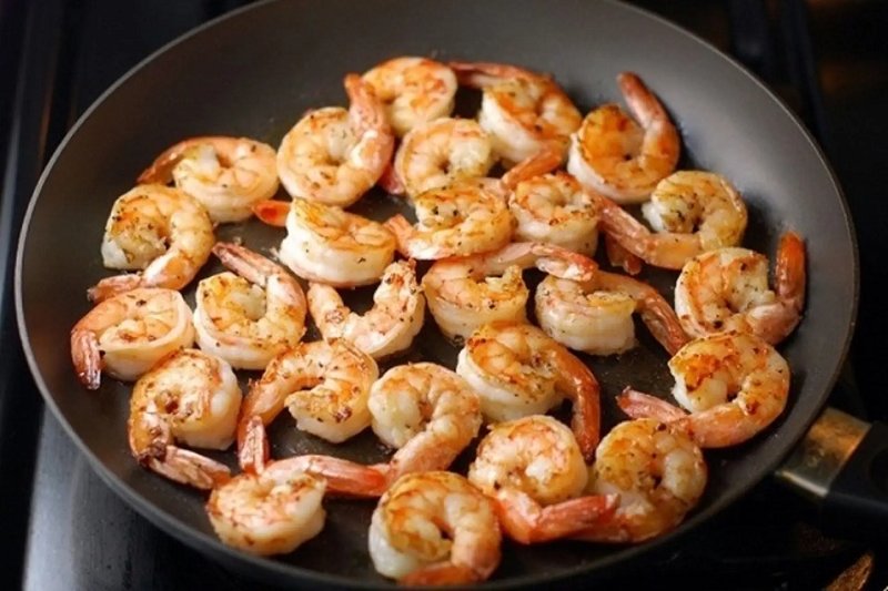 Xào tôm đến khi săn lại