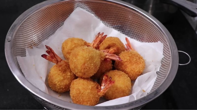 Tôm viên chiên xù vàng giòn, hấp dẫn sau khi chiên