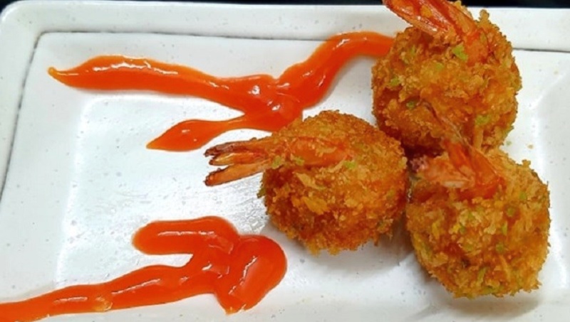 Tôm viên chiên xù sẵn sàng thưởng thức với tương ớt cay ngon