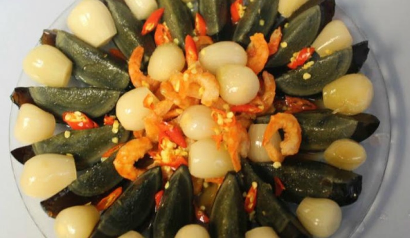 Trứng bắc thảo tôm khô củ kiệu trộn chua ngọt bày trí đẹp mắt