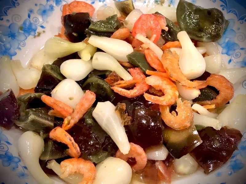 Món trứng bắc thảo tôm khô củ kiệu trộn giòn ngon hấp dẫn