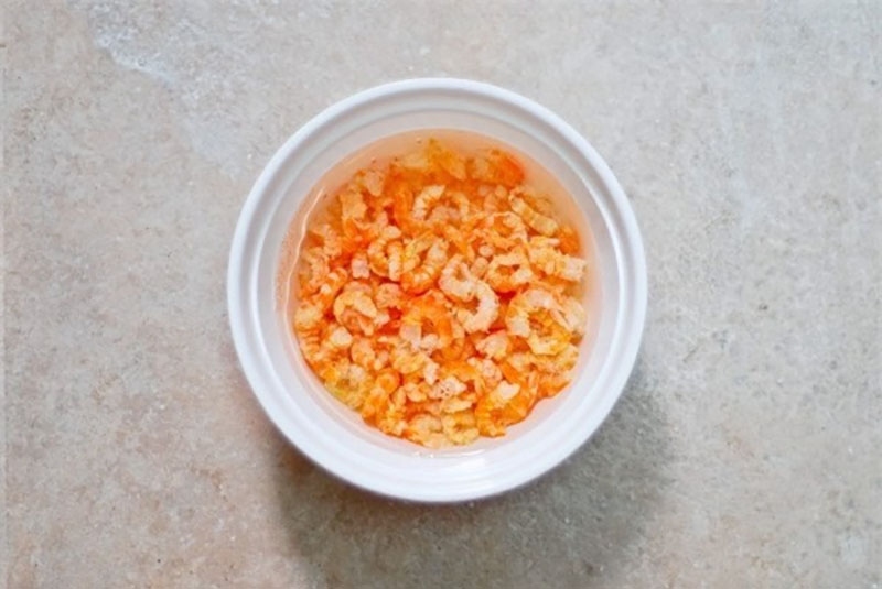 Tôm khô ngâm mềm chuẩn bị cho món trứng bắc thảo củ kiệu