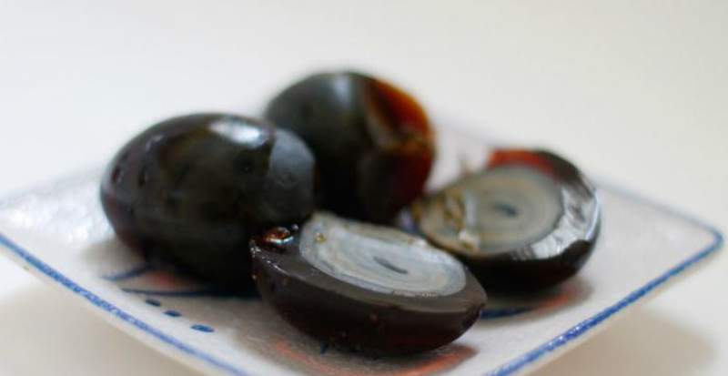 Trứng bắc thảo cắt lát nguyên quả dùng làm món trộn tôm khô củ kiệu