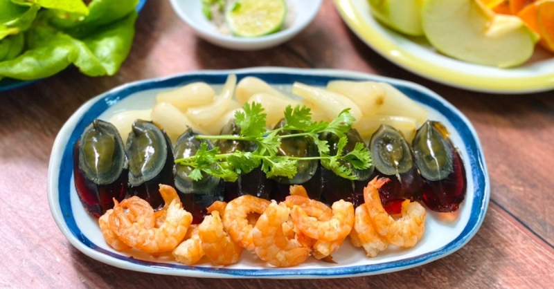 Đĩa trứng bắc thảo tôm khô củ kiệu ăn kèm rau sống