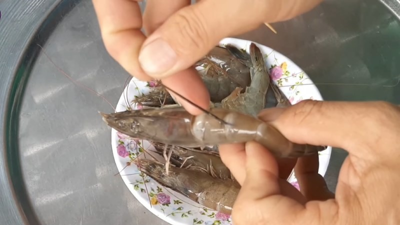 Dùng tay nắm lấy và nhẹ nhàng kéo toàn bộ chỉ