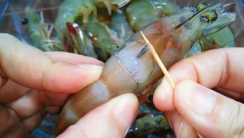  Dùng tăm nhẹ nhàng móc phần chỉ tôm