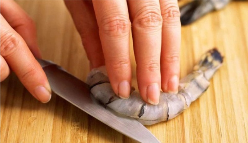 Dùng dao chẻ lưng tôm