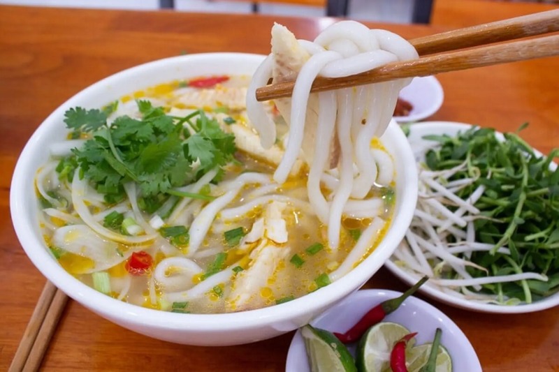 Bánh canh cá lóc Quảng Trị thơm ngon, nước dùng trong, ăn kèm rau sống