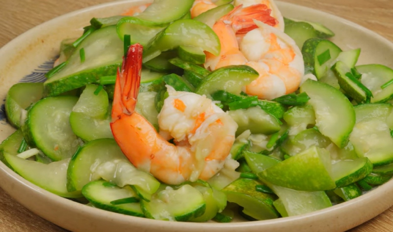 Bầu xào tôm hoàn thành với màu sắc tươi ngon