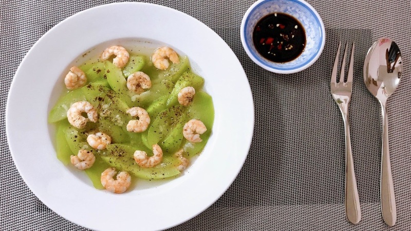 Bầu xào tôm bày ra đĩa