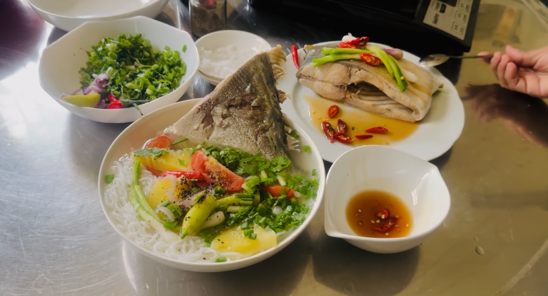 Bún cá chim trắng hoàn thiện với cá luộc và rau xanh