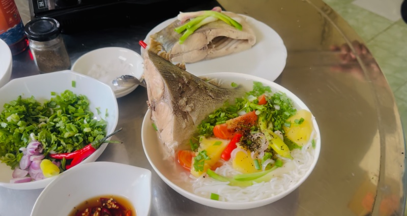 Tô bún cá chim với cà chua, dứa và cần tây