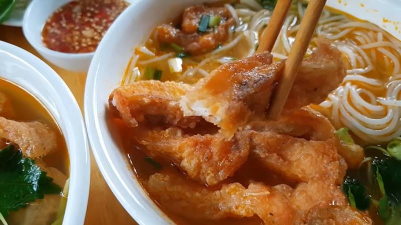 Bún cá diêu hồng chiên giòn ăn kèm nước dùng