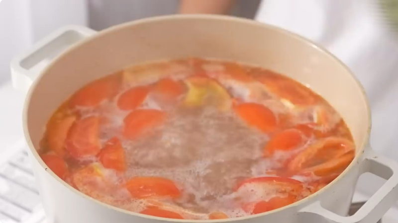 Nấu nước dùng bún cá diêu hồng với cà chua