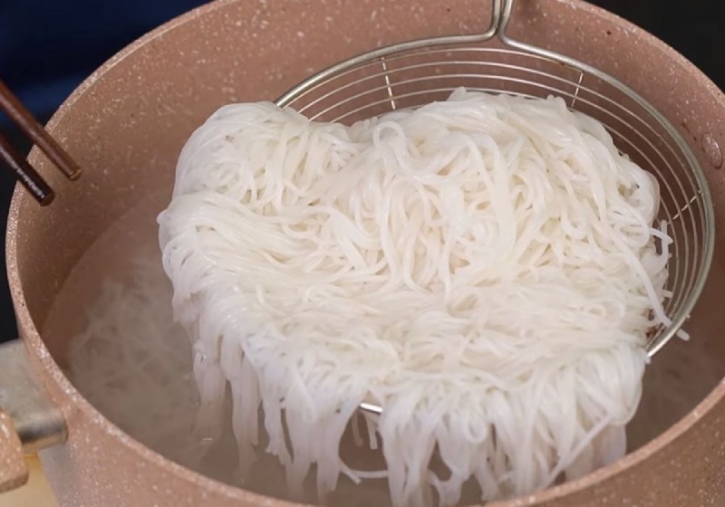 Chần bún tươi trước khi cho vào tô bún cá lóc