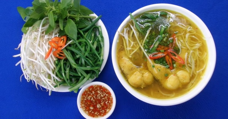Tô bún cá lóc hoàn chỉnh với cá, rau và nước dùng