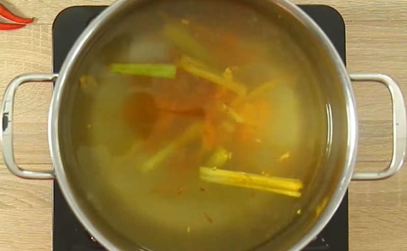 Nồi nước dùng bún cá lóc Châu Đốc nấu từ xương cá và nghệ