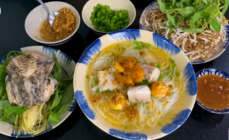Bún cá lóc Kiên Giang ăn kèm tôm và rau sống