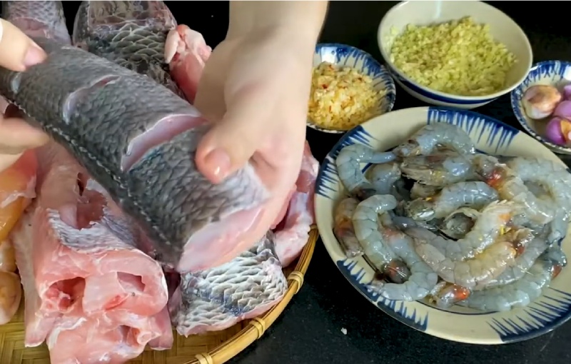Sơ chế cá lóc và tôm