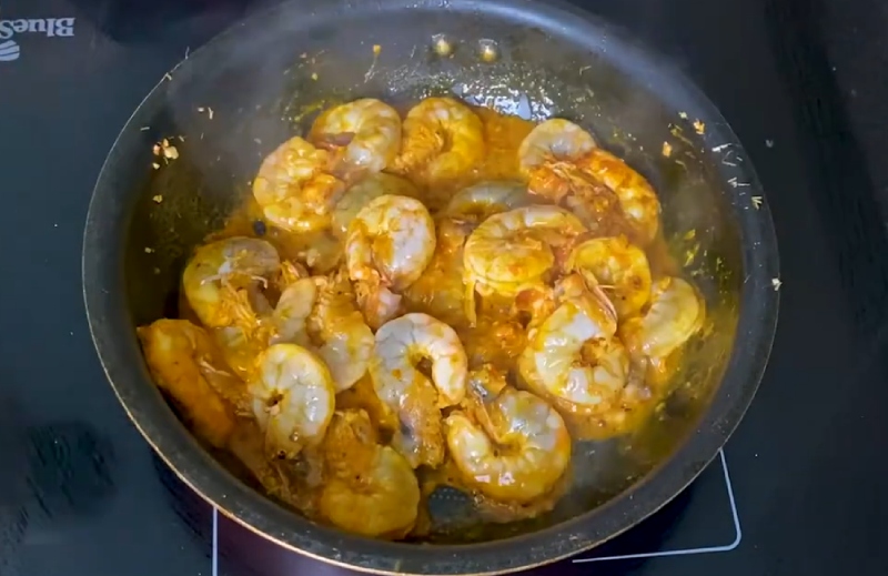 Xào tôm với dầu điều