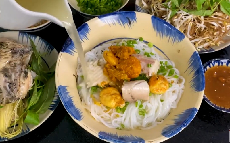 Chan nước dùng vào tô bún cá lóc