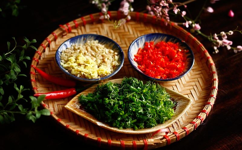 Gừng và riềng gọt vỏ, rửa sạch, băm nhỏ