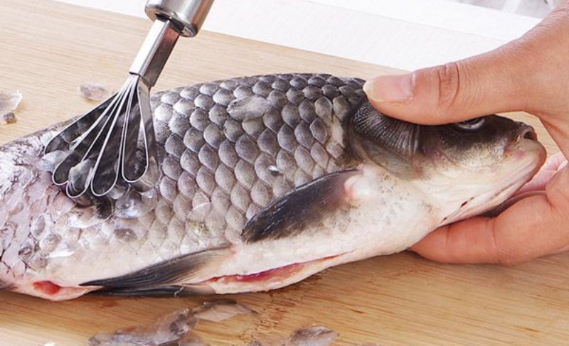 Cá chép rửa sạch, cạo vảy và rửa sạch