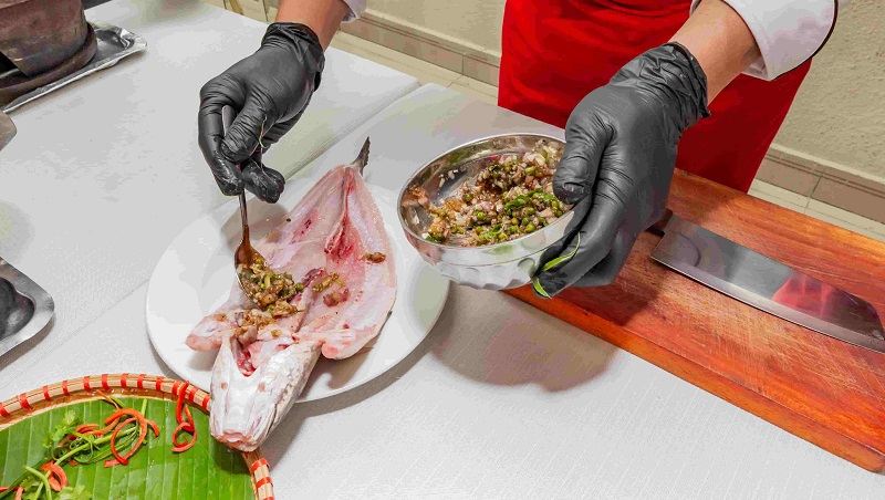 Ướp cá với hỗn hợp gia vị