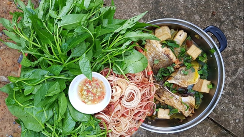 Cá chép kho dưa ăn cùng hoa chuối bào và rau muống sống