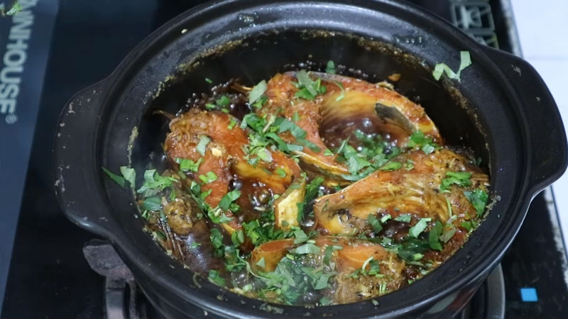 Cá kho tiêu trong nồi đất