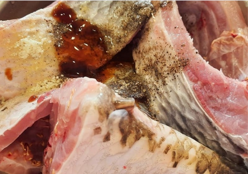 ướp cá chép với gia vị