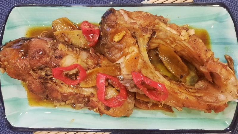 Cá chép kho gừng rắc thêm ớt