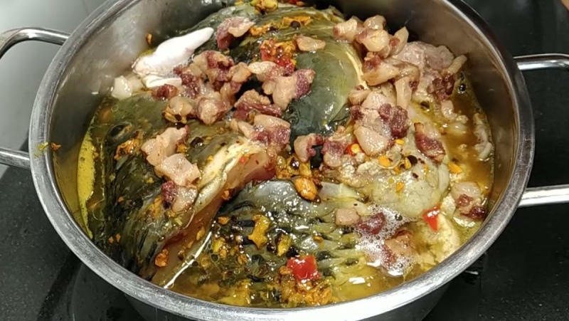 Cá chép kho nghệ cho thêm tóp mỡ