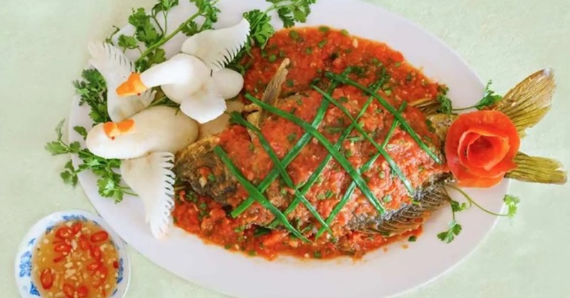 Cá chép sốt cà chua hoàn thành, trình bày đẹp mắt