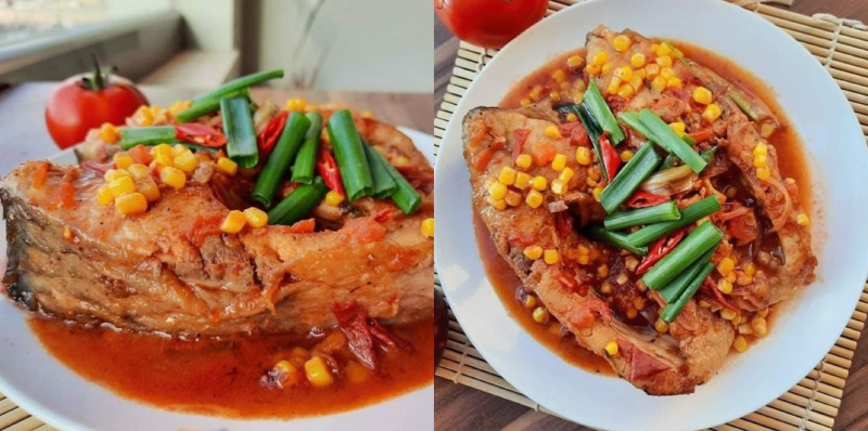 Cá chép sốt cà chua với bắp và hành lá hấp dẫn