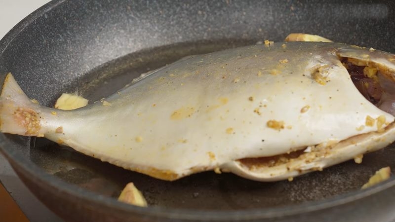 Cá chim áp chảo cho săn thịt trước khi sốt cà chua